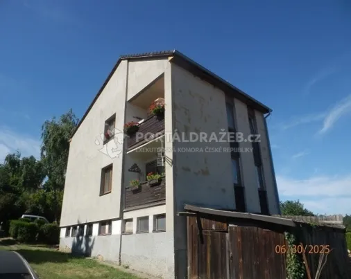 Spoluvlastnický podíl ve výši 1/2 na rodinném domu v obci Pavlíkov, okres Rakovník