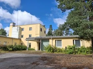 Ulosmitattu kiinteistö (1,6214 ha) rakennuksineen Lopella (Lopen vanha terveysasema)