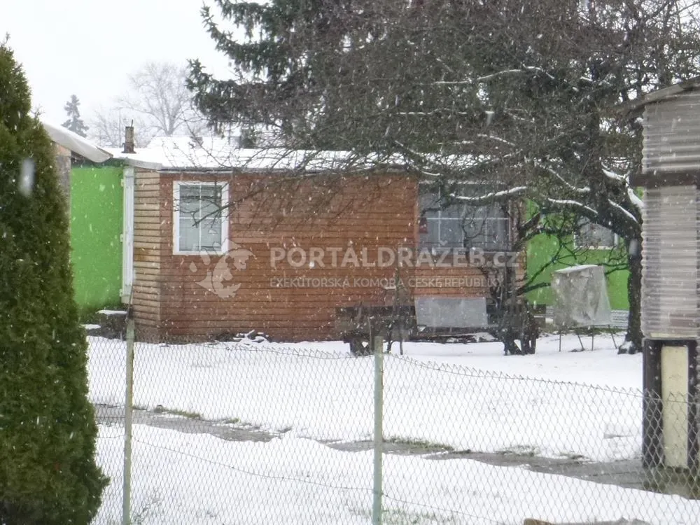 Ideální spoluvlastnický podíl ve výši 1/3 rodinného domu dále pozemek a nádvoří a zahrada a pozemek v k.ú. Byškovice, obec Neratovice okres Mělník