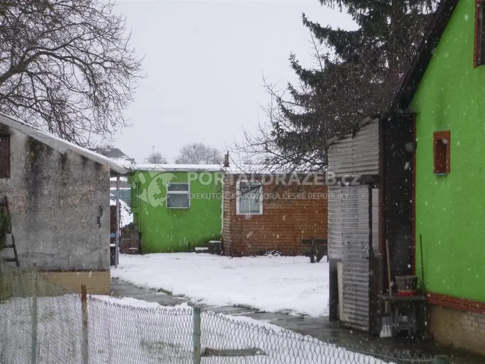 Ideální spoluvlastnický podíl ve výši 1/3 rodinného domu dále pozemek a nádvoří a zahrada a pozemek v k.ú. Byškovice, obec Neratovice okres Mělník