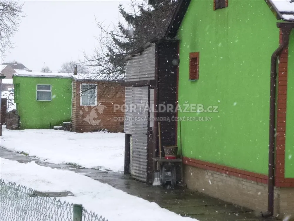 Ideální spoluvlastnický podíl ve výši 1/3 rodinného domu dále pozemek a nádvoří a zahrada a pozemek v k.ú. Byškovice, obec Neratovice okres Mělník
