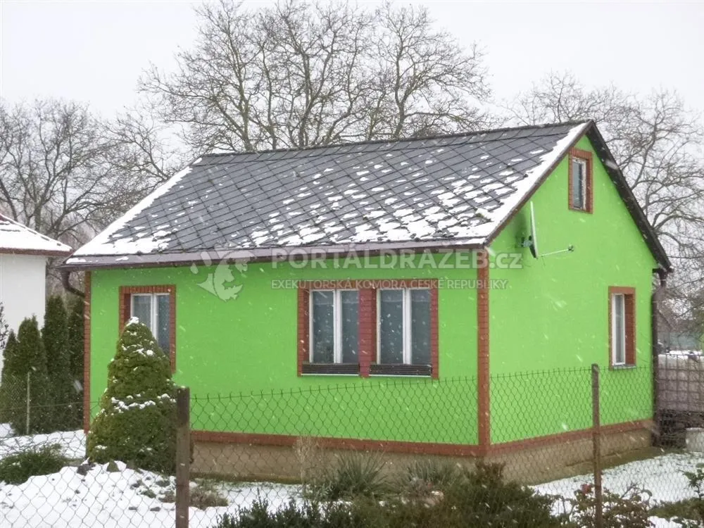 Ideální spoluvlastnický podíl ve výši 1/3 rodinného domu dále pozemek a nádvoří a zahrada a pozemek v k.ú. Byškovice, obec Neratovice okres Mělník