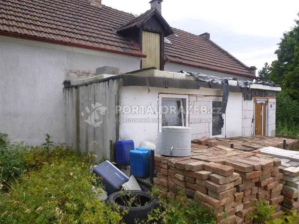 Rodinný dům a garáž v Mělnickém Vtelnu, okr. Mělník