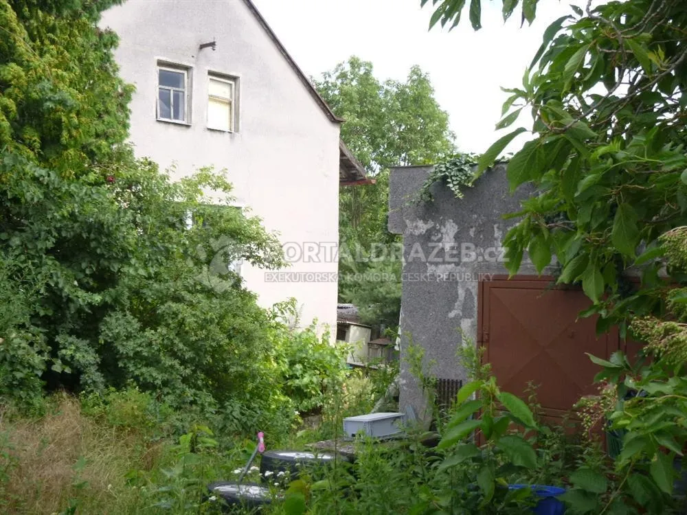 Rodinný dům a garáž v Mělnickém Vtelnu, okr. Mělník