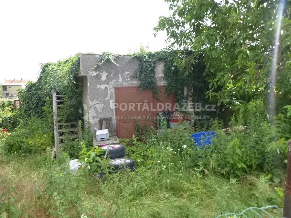Rodinný dům a garáž v Mělnickém Vtelnu, okr. Mělník