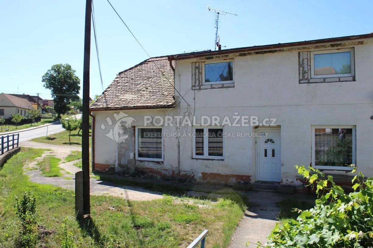 Spoluvlastnický podíl 1/3 k rodinnému domu s pozemky v obci Tulešice, okres Znojmo