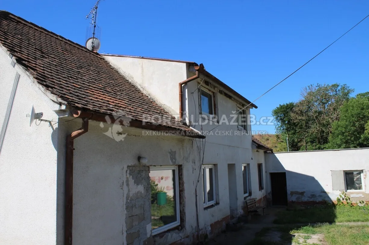 Spoluvlastnický podíl 1/3 k rodinnému domu s pozemky v obci Tulešice, okres Znojmo