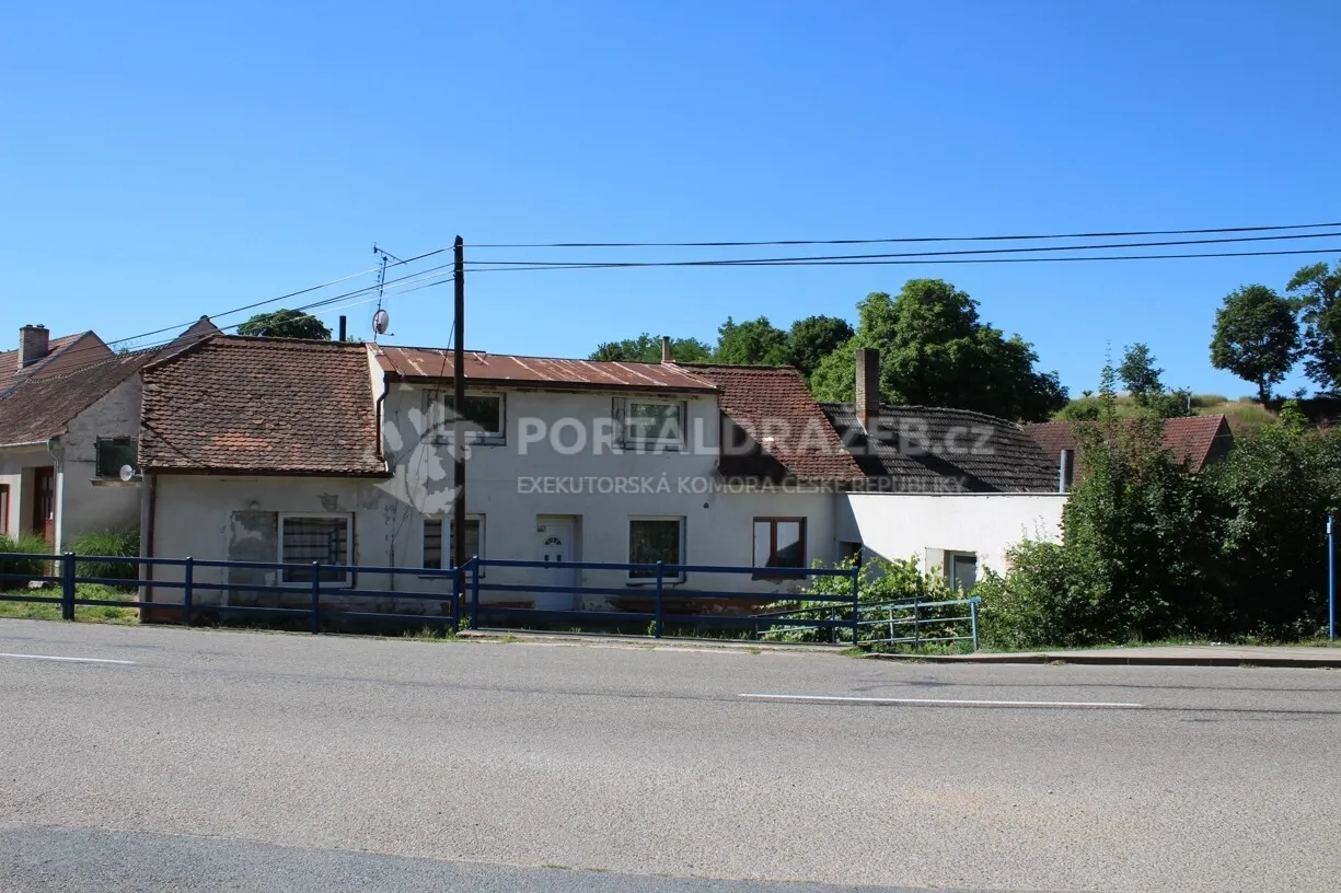 Spoluvlastnický podíl 1/3 k rodinnému domu s pozemky v obci Tulešice, okres Znojmo