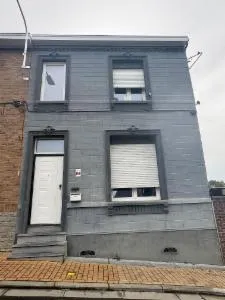 Maison avec jardin.