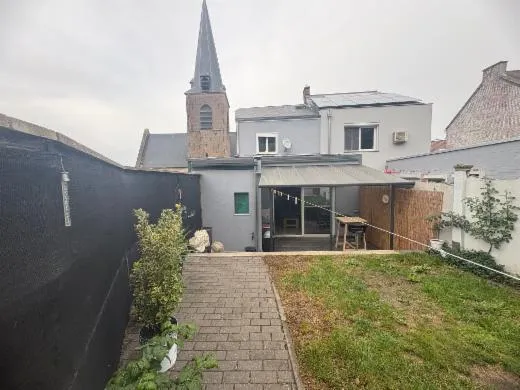 Maison avec jardin.