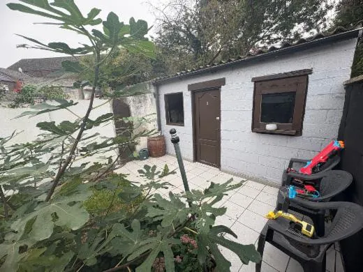 Maison avec jardin.