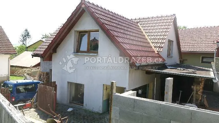 Dražba podílu 1/2 na pozemku a RD v Kelči
