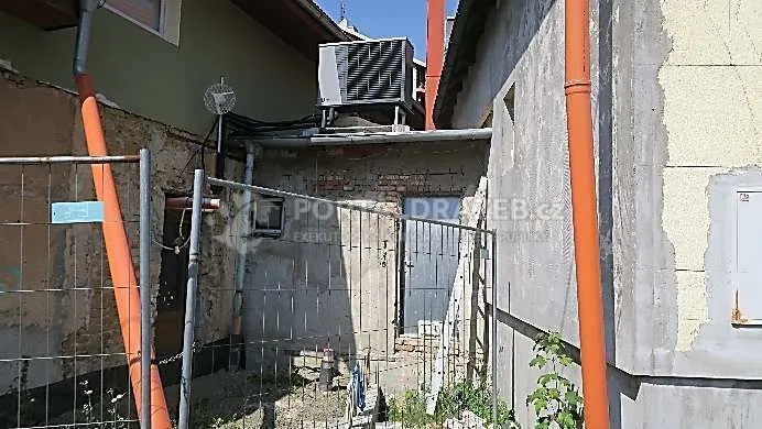 Dražba podílu 1/2 na pozemku a RD v Kelči