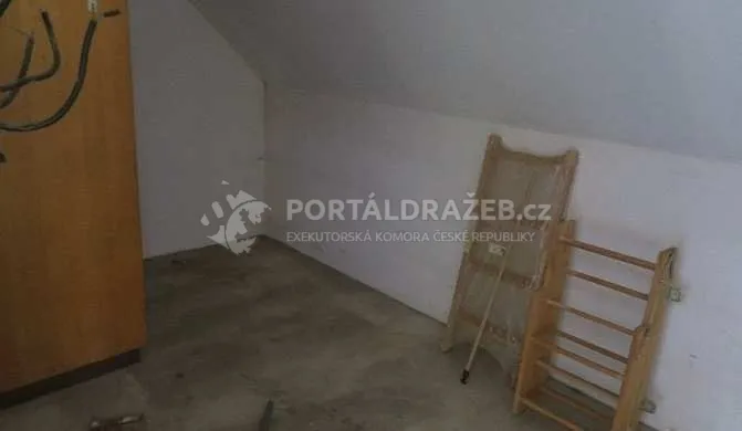 Dražba podílu 1/2 na pozemku a RD v Kelči