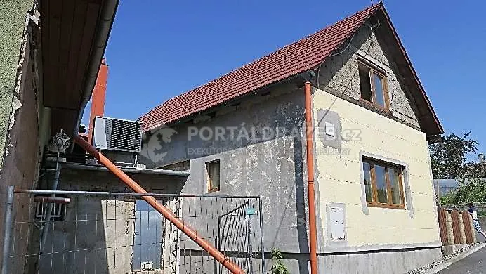 Dražba podílu 1/2 na pozemku a RD v Kelči