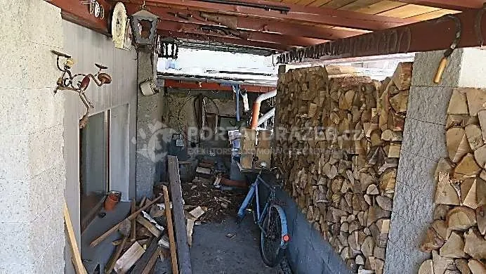 Dražba podílu 1/2 na pozemku a RD v Kelči