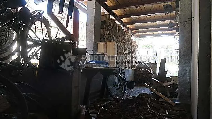 Dražba podílu 1/2 na pozemku a RD v Kelči