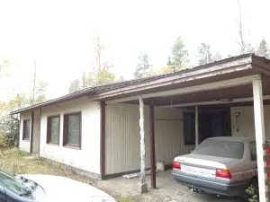 Myydään ulosmitattu vuokraoikeus rakennuksineen Iissä