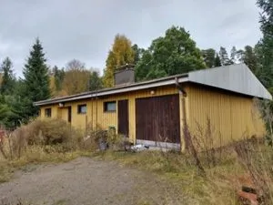 Ulosmitattu kiinteistö rakennuksineen Padasjoen kirkonkylällä