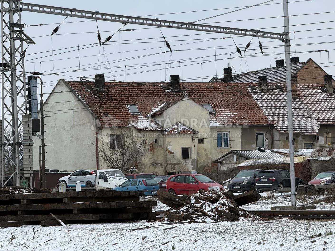 Id. 1/2 bytového domu se 7 byty a pozemky 2 412 m², obec Spomyšl, okr. Mělník