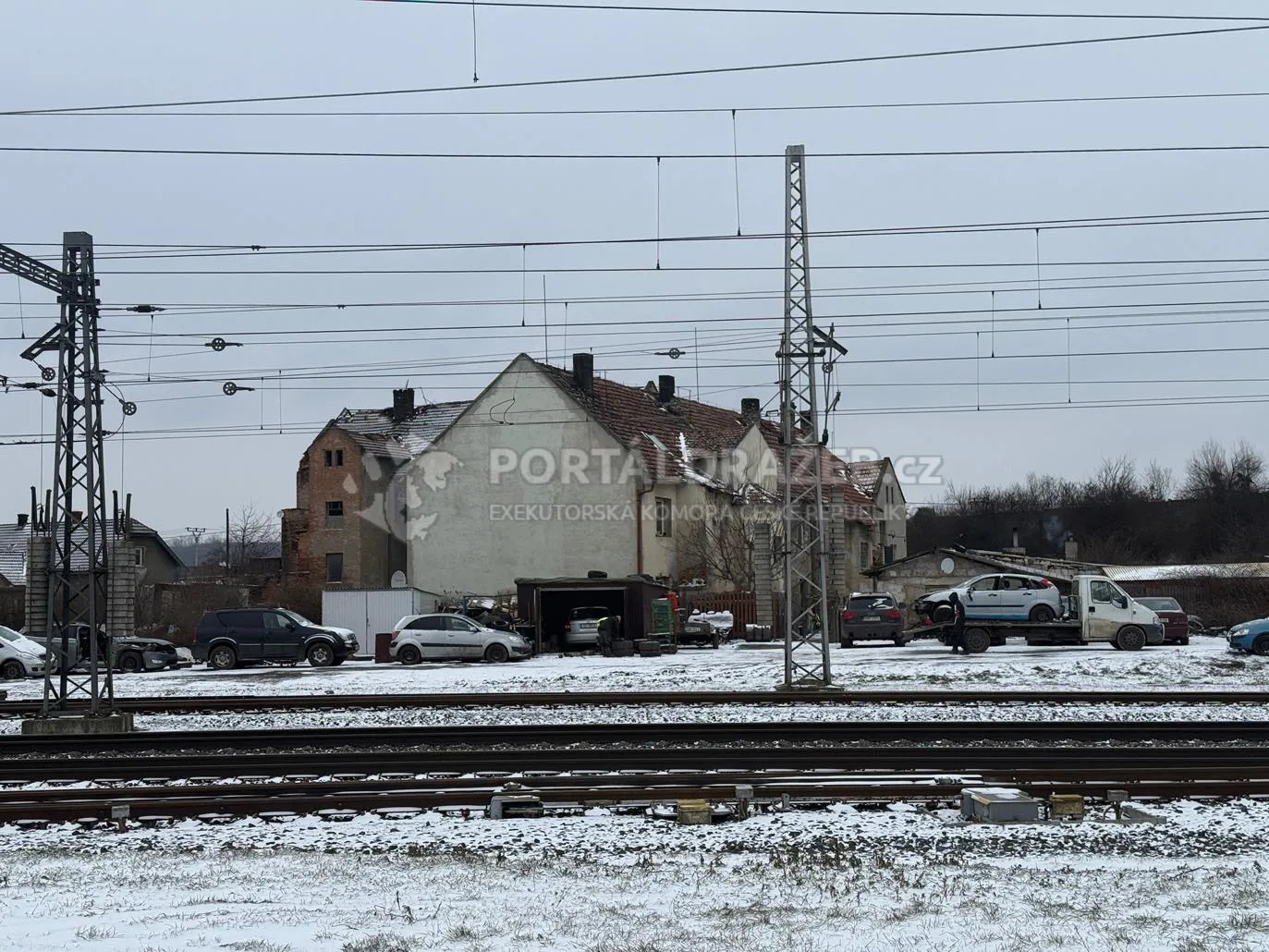 Id. 1/2 bytového domu se 7 byty a pozemky 2 412 m², obec Spomyšl, okr. Mělník