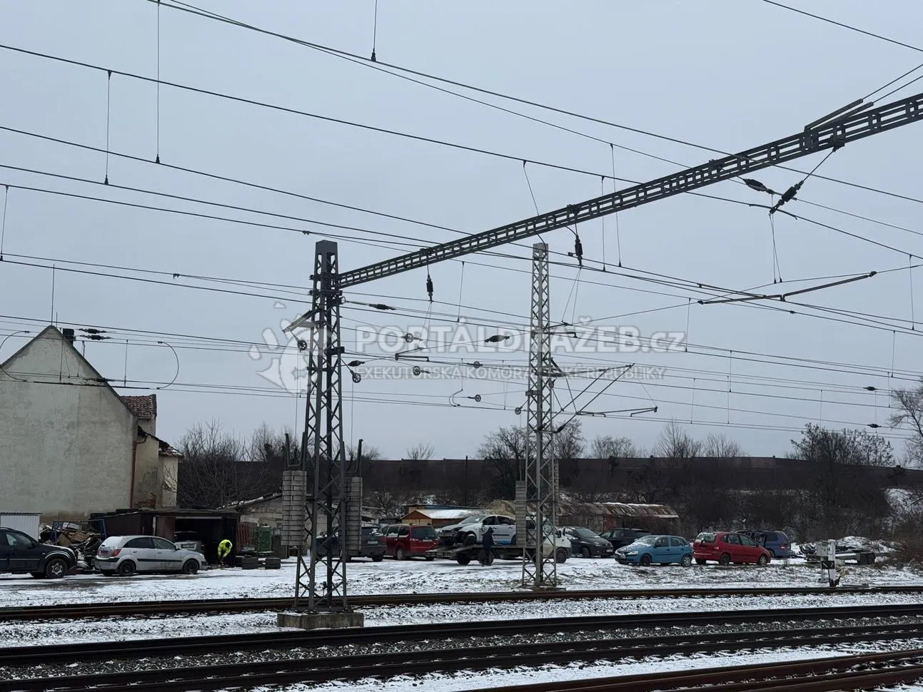 Id. 1/2 bytového domu se 7 byty a pozemky 2 412 m², obec Spomyšl, okr. Mělník