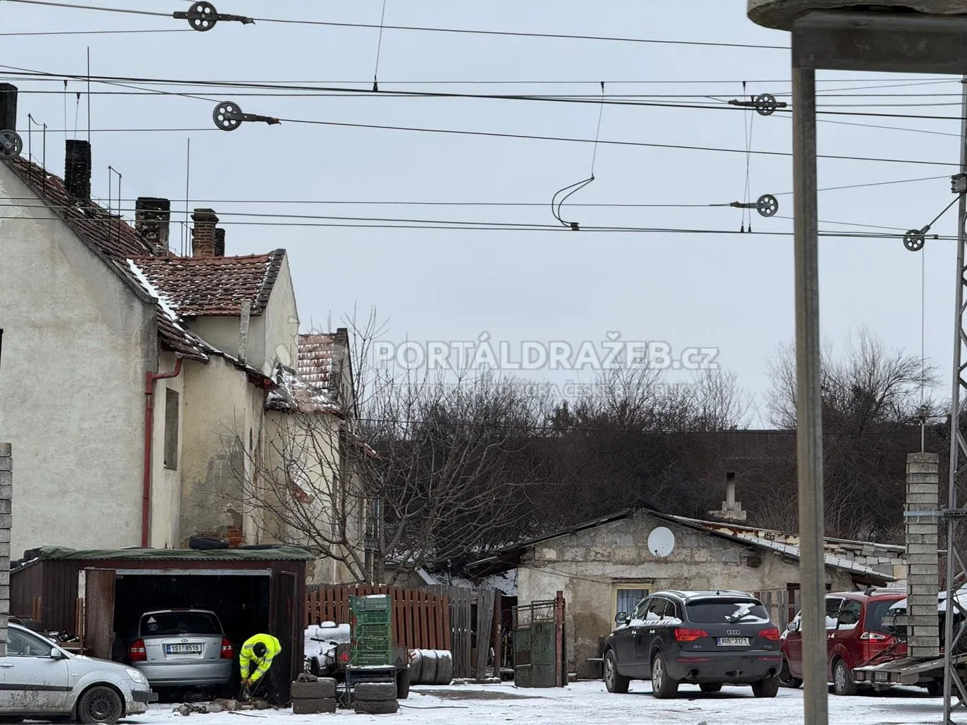 Id. 1/2 bytového domu se 7 byty a pozemky 2 412 m², obec Spomyšl, okr. Mělník