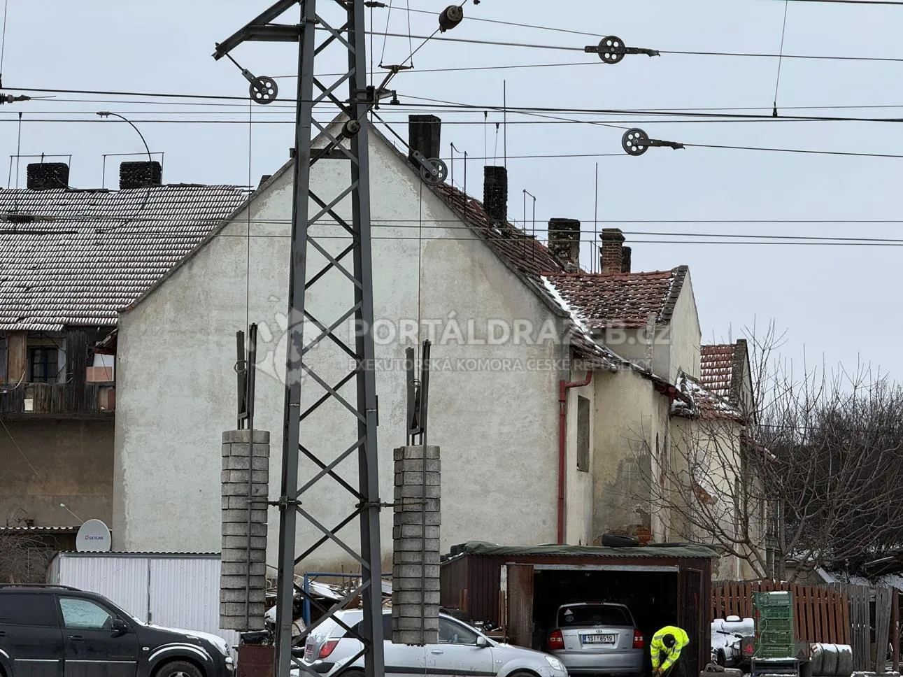 Id. 1/2 bytového domu se 7 byty a pozemky 2 412 m², obec Spomyšl, okr. Mělník