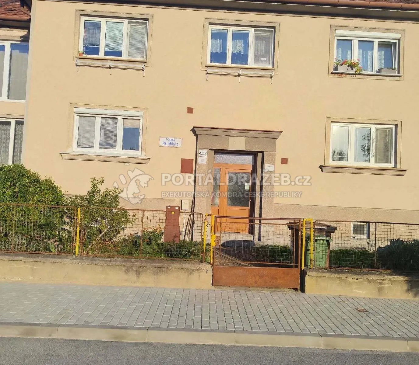 Byt 2+1 se sklepními prostory a společným dvorem