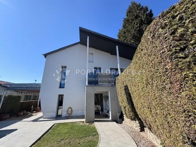 Rodinný dům o velikosti 639m2, Strakonice