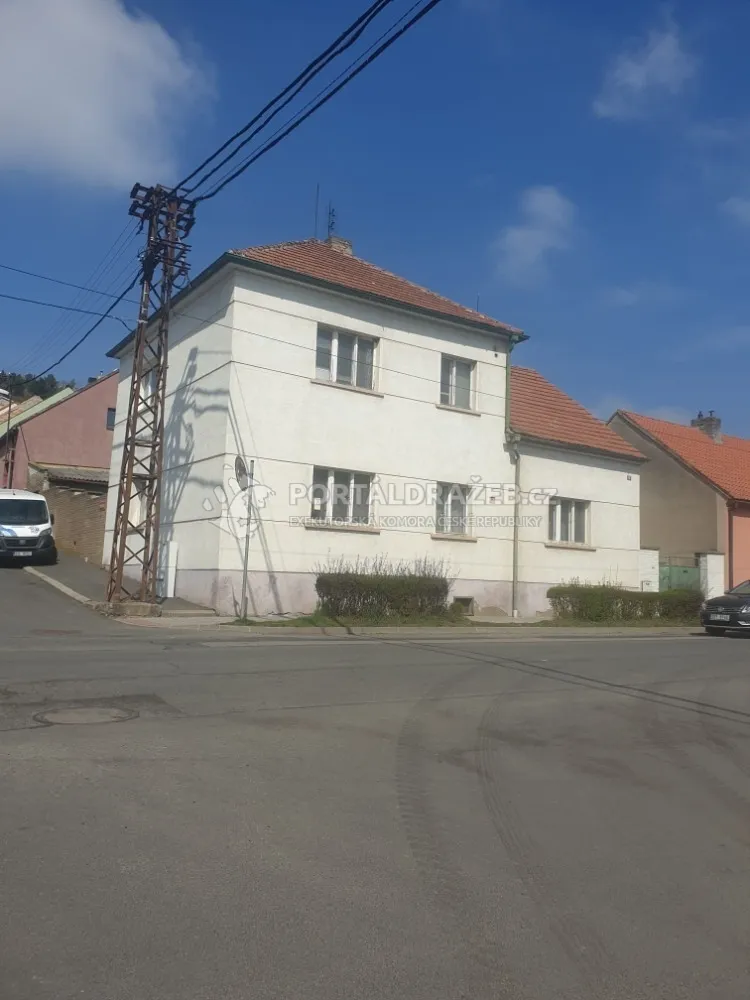 Rodinný dům s pozemky v obci Brandýsek, Kladno