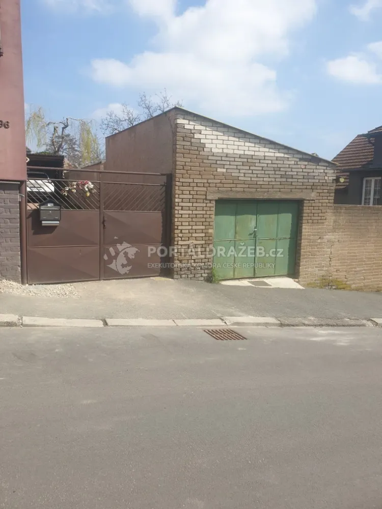 Rodinný dům s pozemky v obci Brandýsek, Kladno