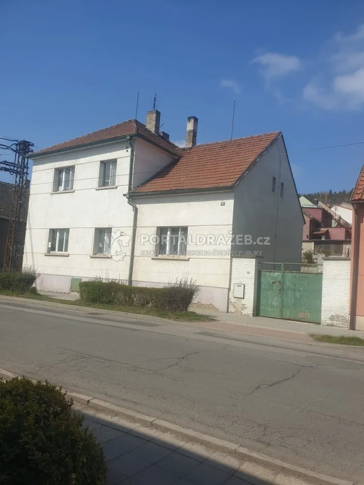 Rodinný dům s pozemky v obci Brandýsek, Kladno