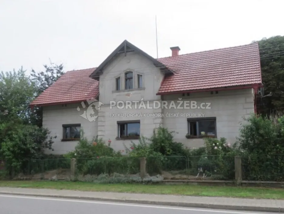 Rodinný fům Slatiny, okres Jičín. Zahrada, lesní pozemky.