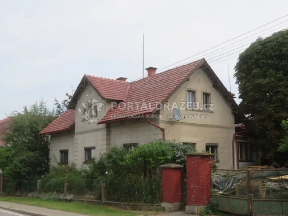 Rodinný fům Slatiny, okres Jičín. Zahrada, lesní pozemky.
