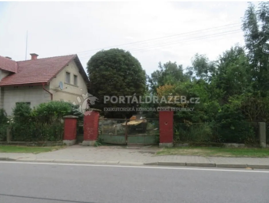 Rodinný fům Slatiny, okres Jičín. Zahrada, lesní pozemky.