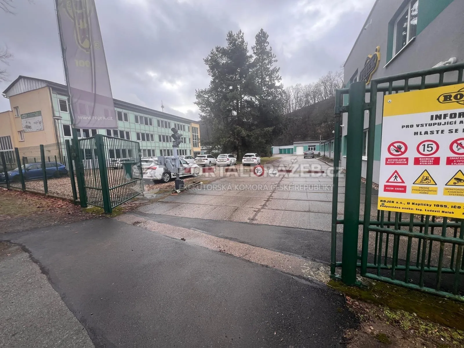 Opakovaná dražba nemovitostí výrobního areálu s halami, sklady a kancelářemi v Kostelci nad Orlicí.