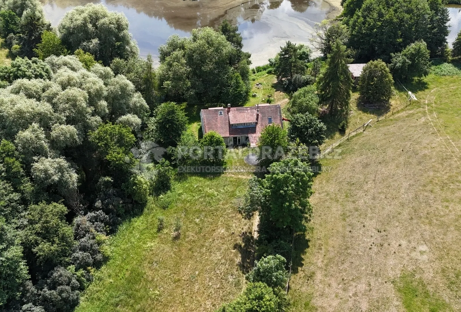 Rekreační objekt a pozemky - obec Olbramovice a Vrchotovy Janovice (okres Benešov) - podíl 1/2 !!!