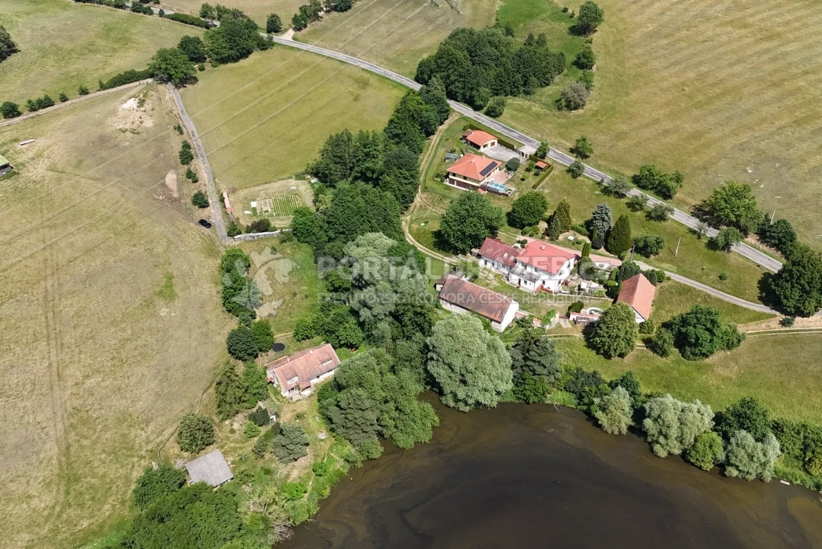 Rekreační objekt a pozemky - obec Olbramovice a Vrchotovy Janovice (okres Benešov) - podíl 1/2 !!!