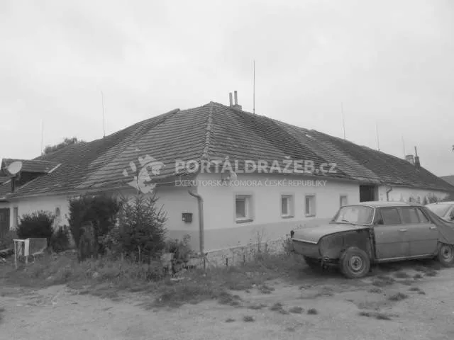 Stavba s garáží, hospodářským zázemím a souborem pozemků v k.ú. Stožice, Strakonice