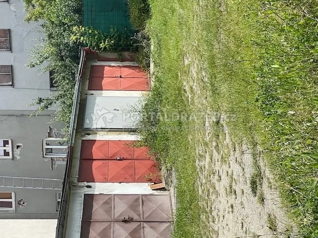 Řadová garáž a podíl 1/14 na pozemcích v k.ú. České Budějovice