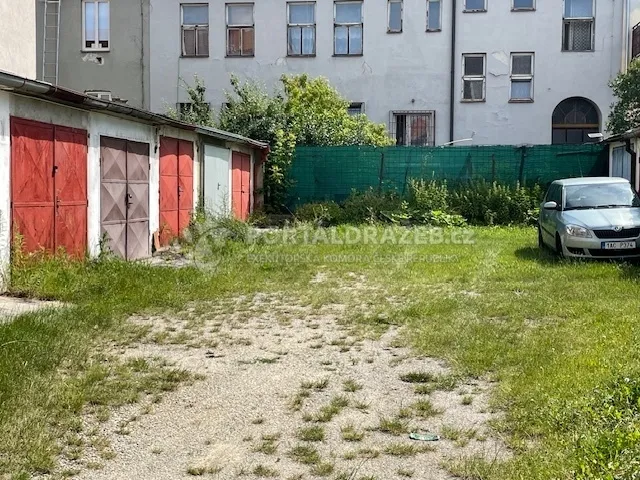 Řadová garáž a podíl 1/14 na pozemcích v k.ú. České Budějovice