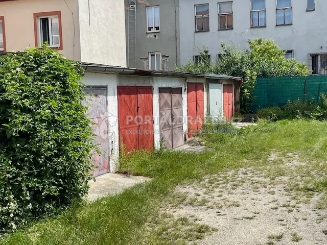 Řadová garáž a podíl 1/14 na pozemcích v k.ú. České Budějovice