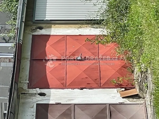 Řadová garáž a podíl 1/14 na pozemcích v k.ú. České Budějovice