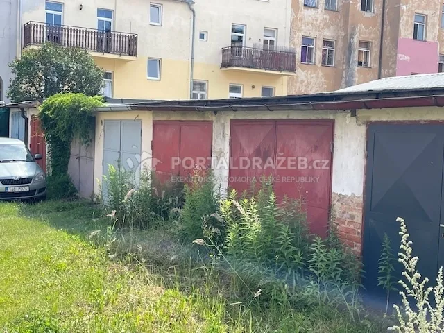 Řadová garáž a podíl 1/14 na pozemcích v k.ú. České Budějovice