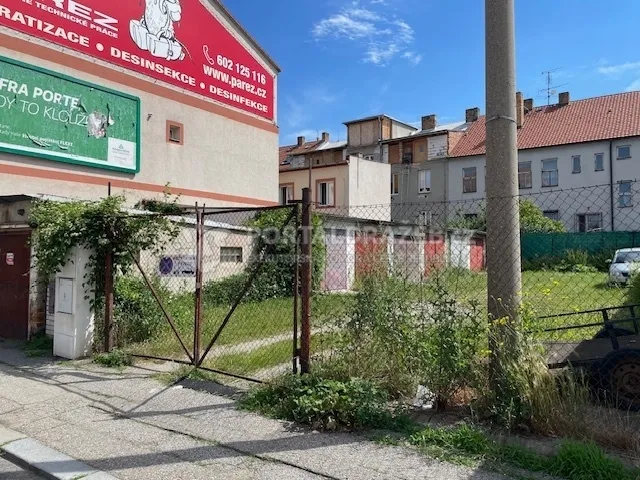 Řadová garáž a podíl 1/14 na pozemcích v k.ú. České Budějovice