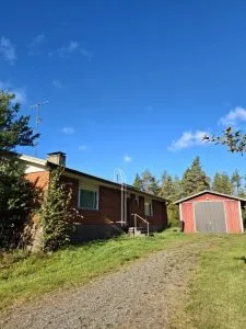 Ulosmitattu kiinteistö, jolla purkukuntoinen omakotitalo ja talousrakennus Raumalla